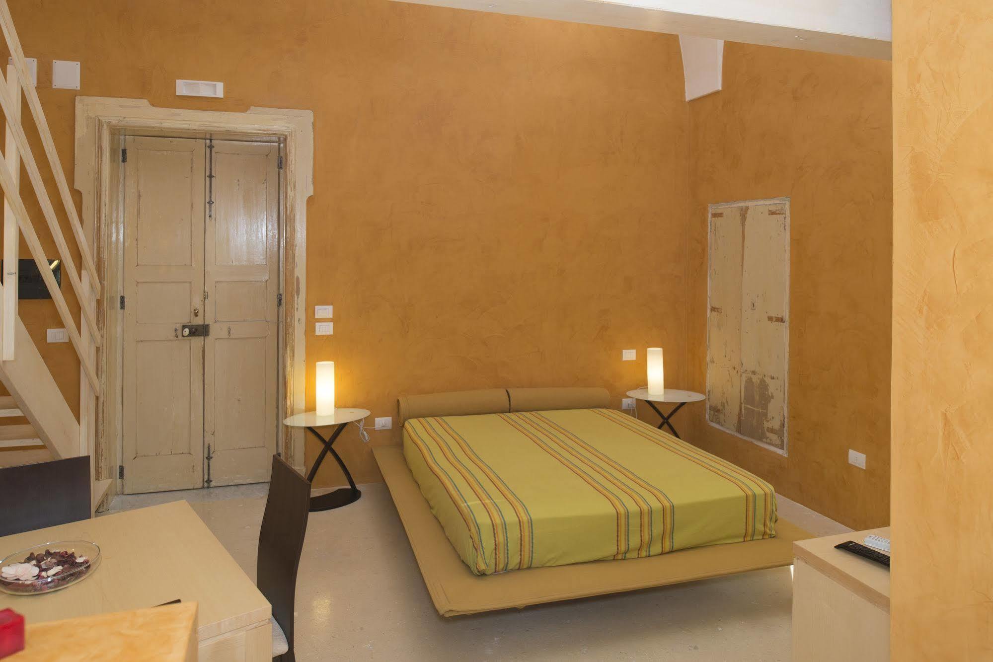 Bed and Breakfast Relais Carlo V - Palazzo Storico Галлиполи Экстерьер фото